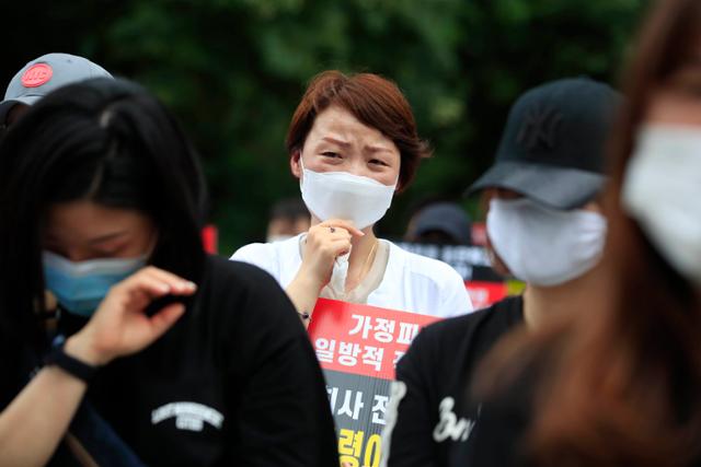 인천공항 비정규직 부당해고 규탄 집회가 열린 13일 오전 서울 중구 예금보험공사 앞에서 진행되는 삭발식을 지켜보며 참석자들이 안타까워 하고 있다. 뉴시스