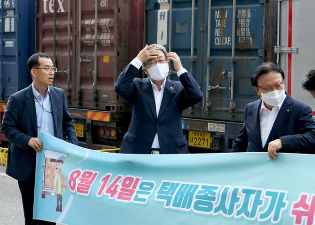 이재갑(가운데) 고용노동부 장관이 13일 오후 경기도 광주시 CJ대한통운 곤지암 메가허브에서 열린 '택배 종사자의 휴식 보장을 위한 공동선언'에서 선언식을 마친 뒤 주요 택배사 대표들과 기념촬영을 하에 앞서 머리를 가다듬고 있다. 왕태석 선임기자 kingwang@hankookilbo.com