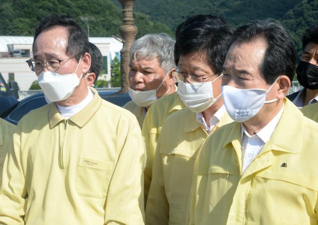 정세균 국무총리가 집중호우 피해 현장점검으로 13일 전북 진안군 용담댐을 방문해 송하진 전북도지사와 함께 피해 상황을 듣고 있다. 뉴시스.