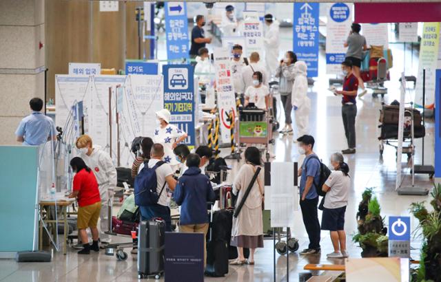 14일 오후 인천국제공항 입국장을 나서는 탑승객의 모습. 연합뉴스