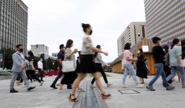 장맛비가 일시 소강 상태를 보이고 있는 지난 12일 서울 종로구 세종대로 광화문광장에서 시민들이 출근을 하고 있다. 뉴시스