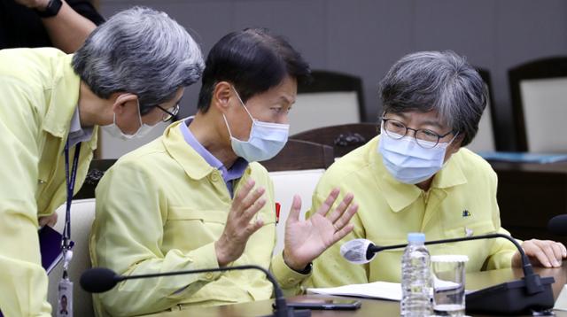 정은경 중앙방역대책본부장(질병관리본부장, 오른쪽부터), 김강립 중앙재난안전대책본부 제1총괄조정관(보건복지부 차관)과 노홍인 중앙사고수습본부 총괄책임관(보건복지부 보건의료정책실장)이 14일 오전 세종시 정부세종청사에서 열린 정세균 국무총리 주재 신종 코로나바이러스 감염증(코로나19) 대응 중앙재난안전대책본부 회의에서 대화하고 있다. 연합뉴스