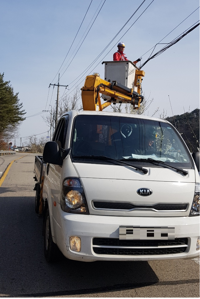 인천 덕적도에서 SK텔레콤 명예기지국장으로 일하고 있는 김흥배씨가 섬 내 통신망을 점검하고 있다. 김흥배씨 제공.