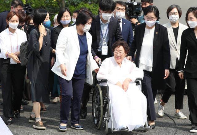 이용수 위안부 피해자 할머니와 이정옥 여성가족부 장관, 이나영 정의기억연대 이사장 등 참석자들이 14일 충남 천안 국립망향의동산에서 '미래를 위한 기억'을 주제로 열린 일본군 위안부 피해자 기림의 날 정부기념식에 입장하고 있다. 뉴시스