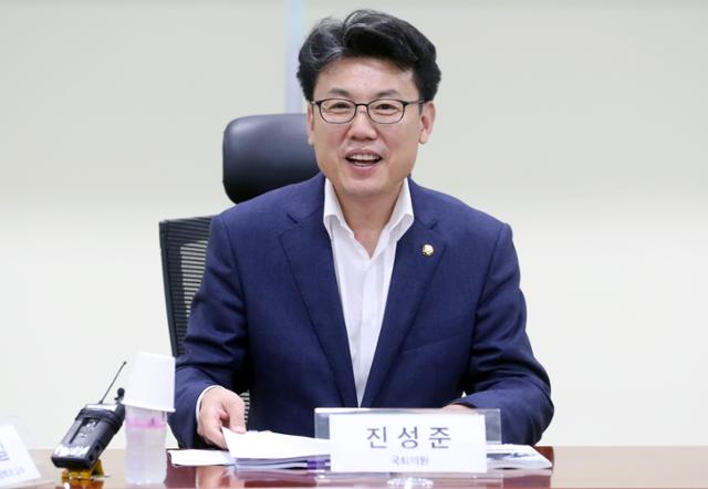 진성준 더불어민주당 의원이 5일 오후 국회 의원회관에서 열린 항공산업 재건과 경쟁력 강화 방안 정책토론회에서 발언하고 있다. 뉴스1