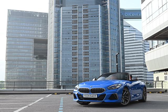 BMW Z4 M40i는 오픈 에어링의 매력과 함께 강력한 성능을 기반으로 한 우수한 주행 성능을 자랑한다.