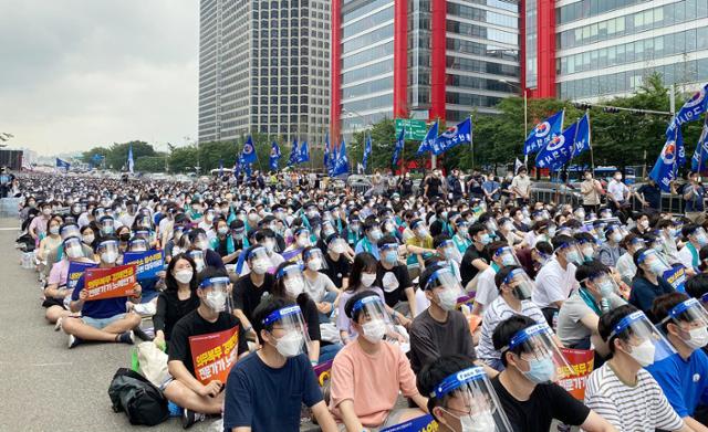 대한의사협회를 비롯한 의료계가 14일 오후 서울 여의도공원 도로에서 '의대정원 증원 반대' 등을 외치며 집회를 열고 있다. 연합뉴스