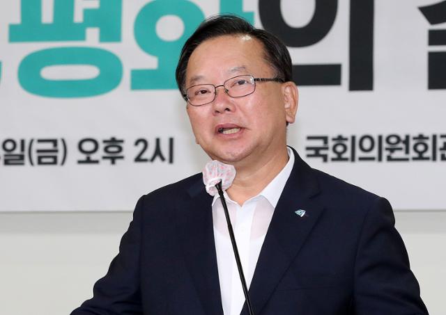 더불어민주당 당대표 후보인 김부겸 전 의원이 14일 국회 의원회관에서 열린 북한 개별관광 허용 등 남북교류 재개를 위한 시간, 다시 평화의 길 번영의 문으로 토론회에 참석해 축사를 하고 있다. 뉴스1