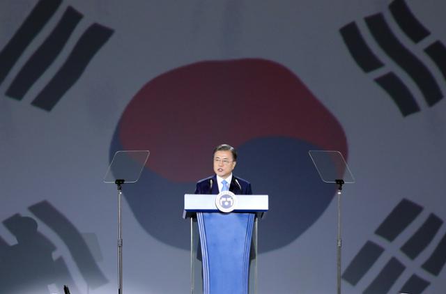 문재인 대통령이 15일 서울 중구 동대문디자인플라자에서 열린 제75주년 광복절 경축식에 참석해 경축사를 하고 있다. 뉴시스