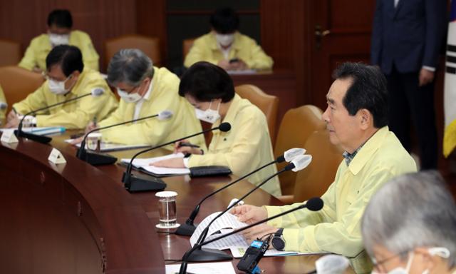 정세균 국무총리가 15일 오후 서울 종로구 정부서울청사에서 열린 긴급 중앙재난안전대책본부(중대본) 회의에서 발언하고 있다. 정 총리는 이날 중대본 회의에서 "서울시와 경기도에서 사회적 거리 두기를 2단계로 높이고자 한다"고 말했다. 연합뉴스