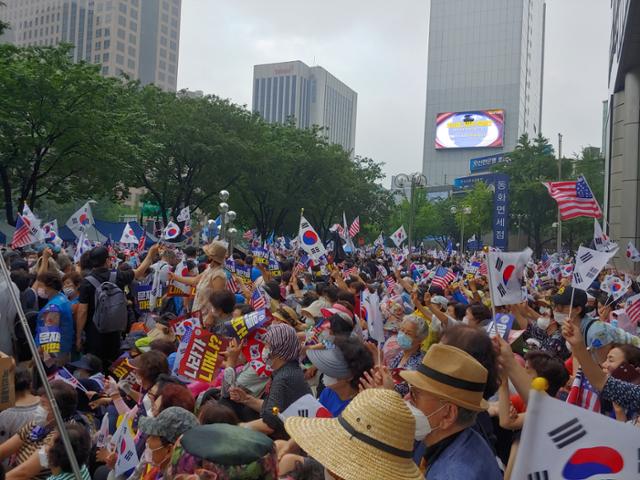 15일 낮 12시40분 서울 종로구 동화면세점 인근 보수성향단체 집회에 수천명의 시민들이 모여 집회 구호를 외치고 있다. 김현종 기자