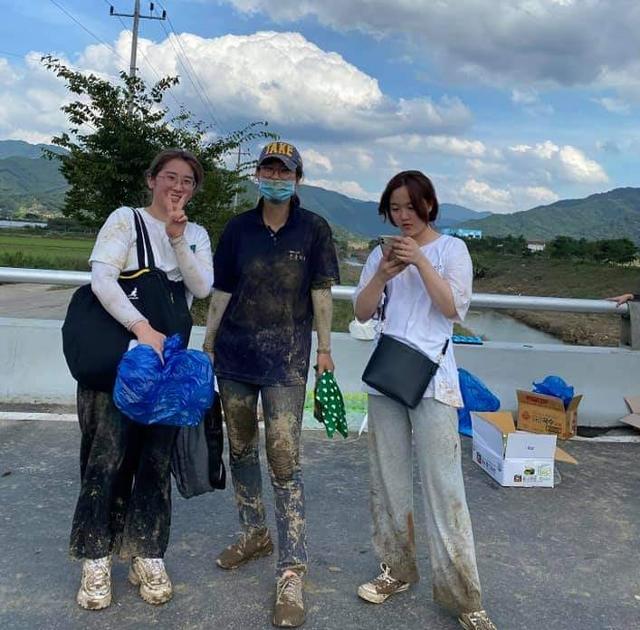 이진련(가운데)대구시 의원이 대학생들과 수해복구 활동을 마치고 난 후 휴식을 취하던 중 기념촬영을 했다. 이진련 의원 제공.