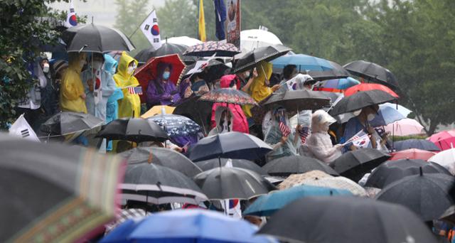 보수단체 집회 참가자들이 15일 오전 서울 종로구 광화문광장에서 우산을 쓰고 집회에 참가하고 있다.뉴시스