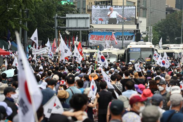 15일 오후 서울 종로구 동화면세점 앞에서 사랑제일교회·자유연대 주최로 문재인 정권 부정부패·추미애 직권남용·민주당 지자체장 성추행 규탄 집회가 열리고 있다.