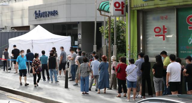 서울 지역 신종 코로나바이러스 감염증(코로나19) 확진자가 늘고있는 가운데 16일 오후 서울 성북구 보건소에 마련된 선별진료소에서 시민들이 검사를 기다리고 있다. 뉴스1