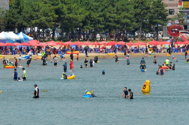 경북 포항시 전역에 폭염경보가 발령된 16일 오후 북구 영일대해수욕장을 찾은 피서객들이 잠시나마 더위를 잊고 있다. 포항=뉴스1