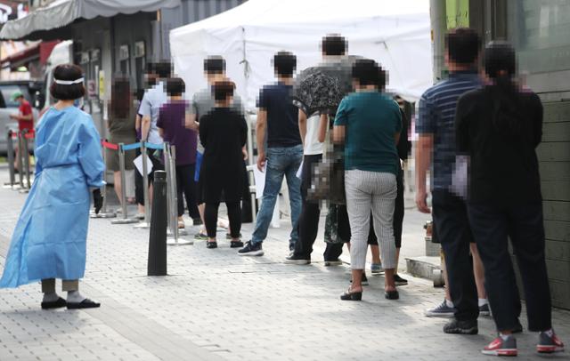 서울 성북구 사랑제일교회에서 신종 코로나바이러스 감염증(코로나19) 집단감염이 발생한 가운데 16일 오후 서울 성북구 보건소 선별진료소가 붐비고 있다. 연합뉴스