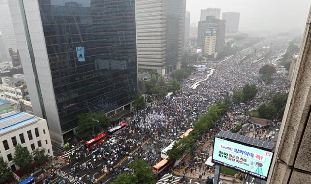 15일 오후 서울 종로구 동화면세점 앞에서 사랑제일교회·자유연대 주최로 문재인 정권 부정부패·추미애 직권남용·민주당 지자체장 성추행 규탄 집회가 열리고 있다. 연합뉴스