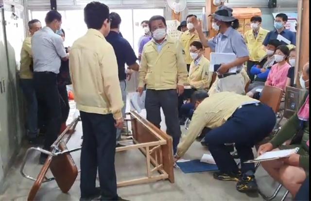 16일 오전 전남 구례시 구례군 오일장 상인회사무실에서 수해 현장을 찾은 조명래 장관에게 일부 주민이 탁자를 넘어뜨리며 항의하고 있다. 상인들은 섬진강댐 관리 실패로 구례 등 하류 지역이 침수 피해를 봤다고 항의했다. 구례=연합뉴스