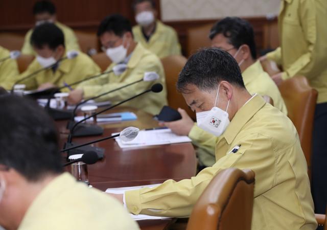 박능후 보건복지부 장관이 15일 오후 서울 종로구 정부서울청사에서 열린 긴급 중앙재난안전대책본부(중대본) 회의에서 생각에 잠겨 있다. 정세균 총리는 이날 중대본 회의에서 "서울시와 경기도에서 사회적 거리 두기를 2단계로 높이고자 한다"고 말했다. 연합뉴스