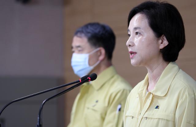 박능후 중앙사고수습본부장과 유은혜(오른쪽) 사회부총리 겸 교육부 장관이 16일 오후 서울 세종로 정부서울청사 브리핑룸에서 코로나19 대응 중앙사고수습본부 정례브리핑을 하고 있다. 뉴시스