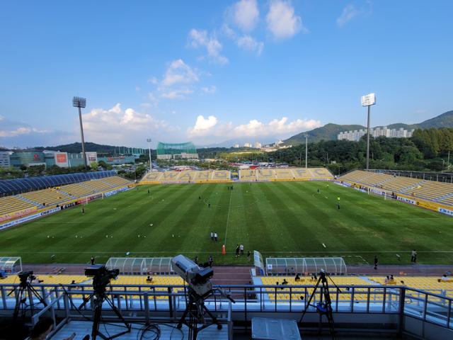 광주와 강원 선수들이 16일 처음 관중을 받은 광주축구전용구장에서 K리그1 16라운드 경기를 펼치고 있다. 광주=김형준 기자