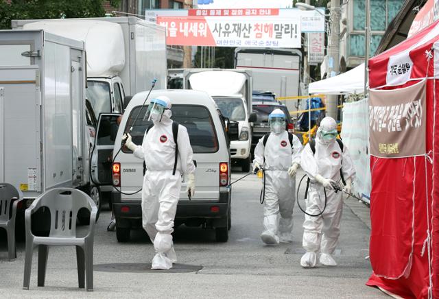 최근 신종 코로나바이러스 감염증(코로나19) 집단 감염이 발생한 서울 성북구 사랑제일교회에서 16일 오후 방역 관계자들이 방역소독 작업을 하고 있다. 연합뉴스