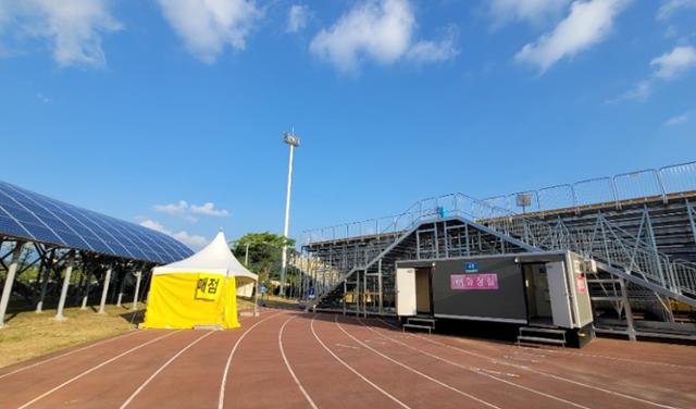 광주 축구전용구장 내 간이매점 및 화장실. 광주=김형준 기자