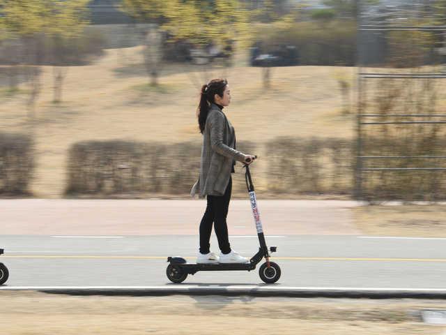 기사와 관련 없는 전동킥보드 사진. 한국일보 자료사진