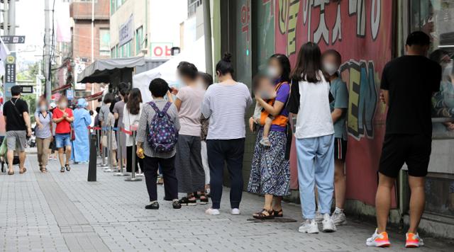 사랑제일교회발 코로나19 확진자가 폭증하면서 17일 오전 서울 성북구 보건소에 마련된 선별진료소에서 시민들이 검사를 기다리고 있다. 뉴스1