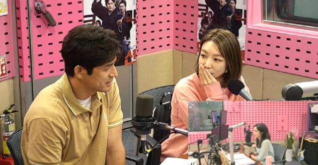 오지호(왼쪽) 신소율이 SBS 파워FM '장예원의 씨네타운'에서 청취자와 소통했다. 보이는 라디오 캡처