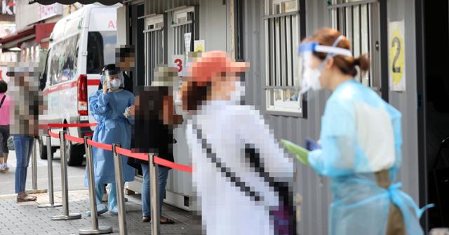 17일 서울 성북구보건소에 마련된 신종 코로나바이러스감염증(코로나19) 임시 선별진료소에서 시민들이 검사를 기다리고 있다. 연합뉴스