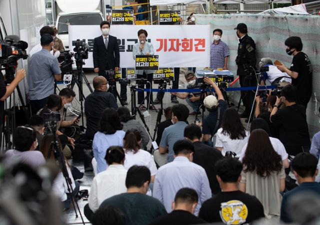 강연재 사랑제일교회 자문변호사가 17일 오전 서울 성북구 사랑제일교회 앞에서 전광훈 목사 고발 관련 기자회견을 열고 "방역당국의 코로나 검진 결과를 믿을 수 없다"고 주장하고 있다. 뉴스1