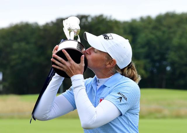 스테이시 루이스가 17일 영국 스코틀랜드 노스 버윅의 르네상스 클럽에서 열린 LPGA 투어 레이디스 스코틀랜드오픈에서 우승한 뒤 트로피에 입을 맞추고 있다. LPGA 홈페이지