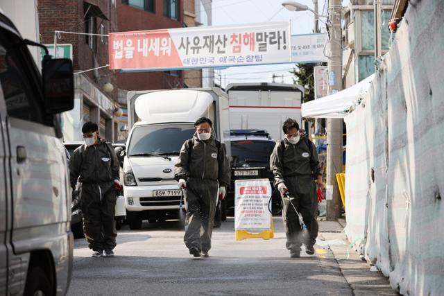 새마을지도자협의회 관계자들이 17일 오후 서울 성북구 사랑제일교회 인근에서 방역 작업을 하고 있다. 연합뉴스