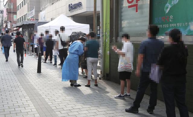 성북구 사랑제일교회에서 신종 코로나바이러스 감염증(코로나19) 집단감염이 발생한 가운데 16일 오후 서울 성북구 보건소 선별진료소가 붐비고 있다. 연합뉴스