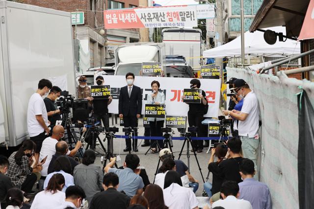 강재연 사랑제일교회 자문변호사가 17일 오전 서울 성북구 사랑제일교회 인근에서 열린 서울시의 전광훈 목사 고발 관련 기자회견에서 전 목사의 자가격리 의무 위반 반박, 허위사실 유포 등을 주장하고 있다. 연합뉴스