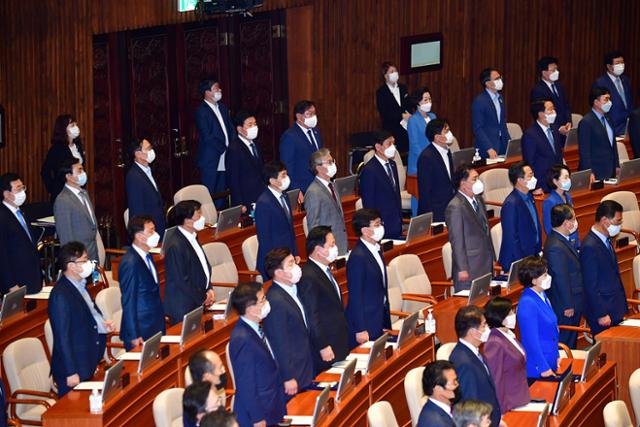 국회가 신종 코로나 바이러스 확산세를 감안한 비상운영 준비에 나섰다. 사진은 지난달 국회에서 열린 개원식에서 의원들이 마스크를 쓴 채 참석해 있는 모습. 뉴스1