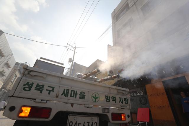 18일 오후 서울 성북구 장위2동 사랑제일교회 인근 도로에서 장위동 상인, 주민, 공무원 등이 합동 방역 활동을 벌이고 있다. 연합뉴스