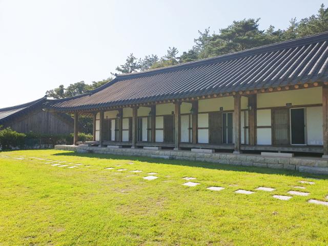 해남읍 고산 윤선도 유적지에 위치한 백련재 문학의 집 전경 . 해남군 제공