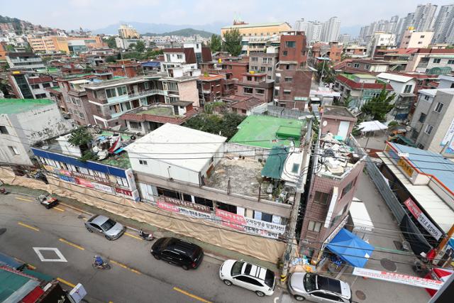 '사랑제일교회'발 신종 코로나바이러스감염증(코로나19) 관련 전국 누적환진자수가 400명을 넘어선 18일 오전 서울 성북구 사랑제일교회 인근 골목이 차량으로 막혀 있다. 서울시에 따르면 이날 11시 기준으로 사랑제일교회 관련 전국 누적확진자는 438명이다. 연합뉴스