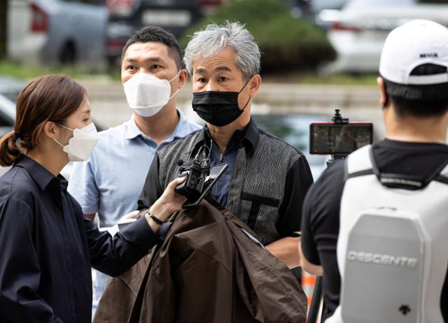 지난 15일 서울 광화문 일대에서 열린 집회 도중 경찰을 폭행한 혐의로 구속영장이 청구된 정창옥 씨가 18일 오후 서초구 서울중앙지법에서 열린 구속 전 피의자 심문(영장실질심사)에 출석하고 있다. 연합뉴스