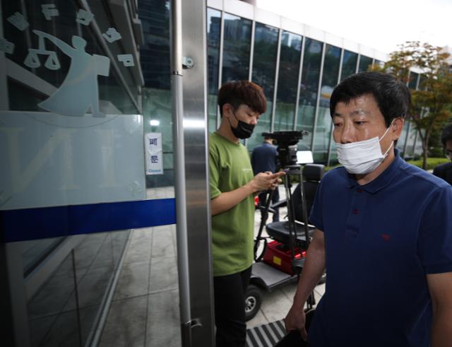 박상학 자유북한운동연합 대표가 13일 오전 자유북한운동연합의 법인 설립허가 취소에 대한 집행정지 심문에 출석하기 위해 서울행정법원으로 들어서고 있다. 연합뉴스