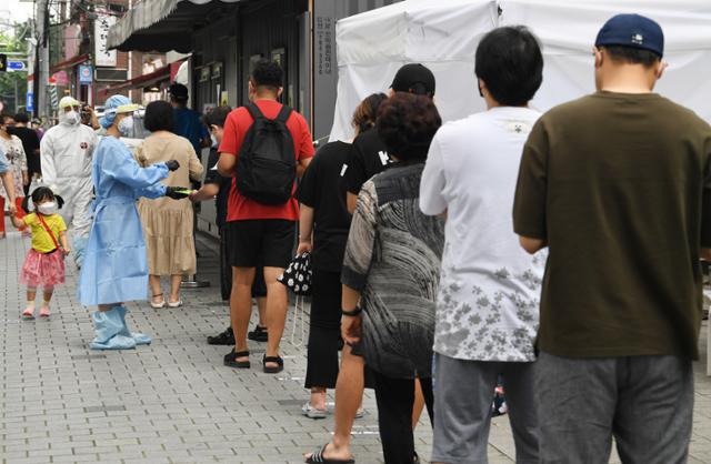 18일 오전 서울 성북구보건소에 마련된 신종 코로나바이러스감염증(코로나19) 임시 선별진료소를 찾은 시민들이 검사 순서를 기다리고 있다. .배우한 기자