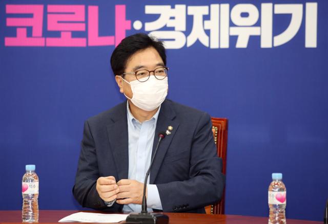 우원식 더불어민주당 행정수도완성추진단장이 18일 국회에서 열린 균형발전·행정수도완성TF 제3차 회의에 참석하고 있다.뉴시스