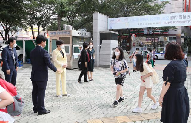 강은희 대구시교육감 등이 18일 오전 대구 수성구 한 초등학교에서 개학 후 첫 등교하는 학생들을 반기고 있다. 지역 대부분 초중학교는 이날 개학했다. 고교는 학교에 따라 20일무렵 대부분 방학에 돌입해 내달 초 개학할 예정이다. 대구시교육청 제공