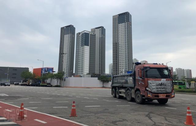 지난 14일 인천 연수구 송도국제도시 SK뷰센트럴 아파트 인근 도로를 건설폐기물 운반차량이 지나고 있다. 독자 제공