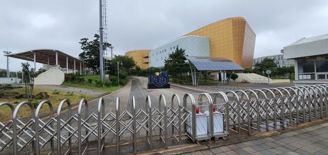 제주 영어교육도시의 한국국제학교 정문이 지난 6일 방학을 맞아 굳게 닫혀 있다. 제주=이성택 기자