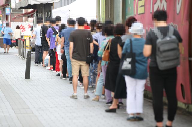 18일 오전 서울 성북구보건소에 마련된 신종 코로나바이러스감염증(코로나19) 임시 선별진료소를 찾은 시민들이 검사 순서를 기다리고 있다.