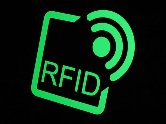 RFID(전자태그)는 이미 보편화했고, 인체에 신용카드나 신분증, 건강 정보 등을 삽입해 이용하는 시도는 이미 드물지않게 이뤄지고 있다. 위키피디아.